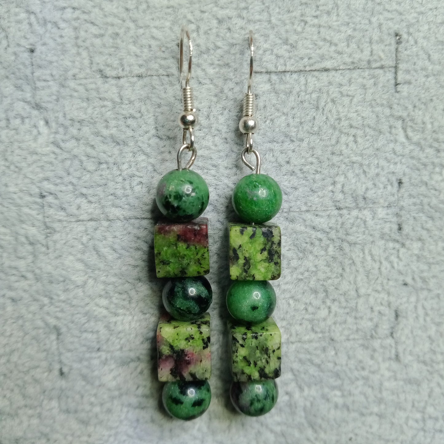 Boucles d'oreilles pendantes en rubis zoïzite