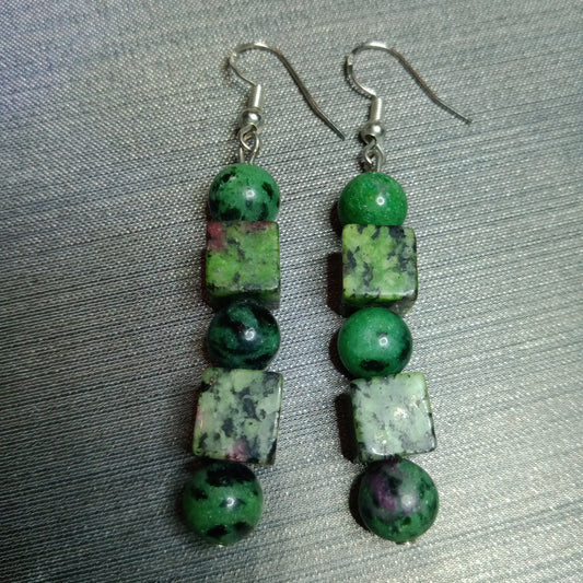 Boucles d'oreilles pendantes en rubis zoïzite