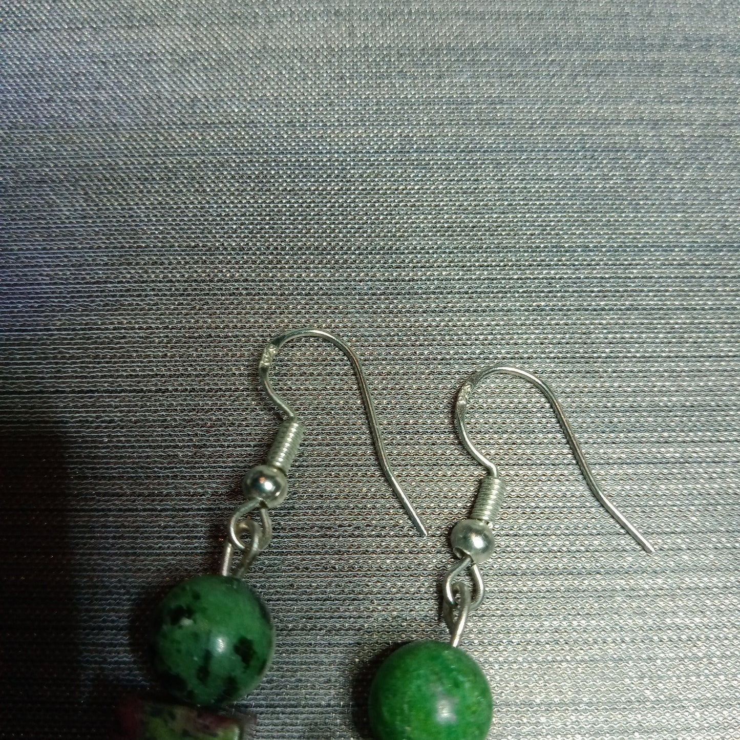 Boucles d'oreilles pendantes en rubis zoïzite