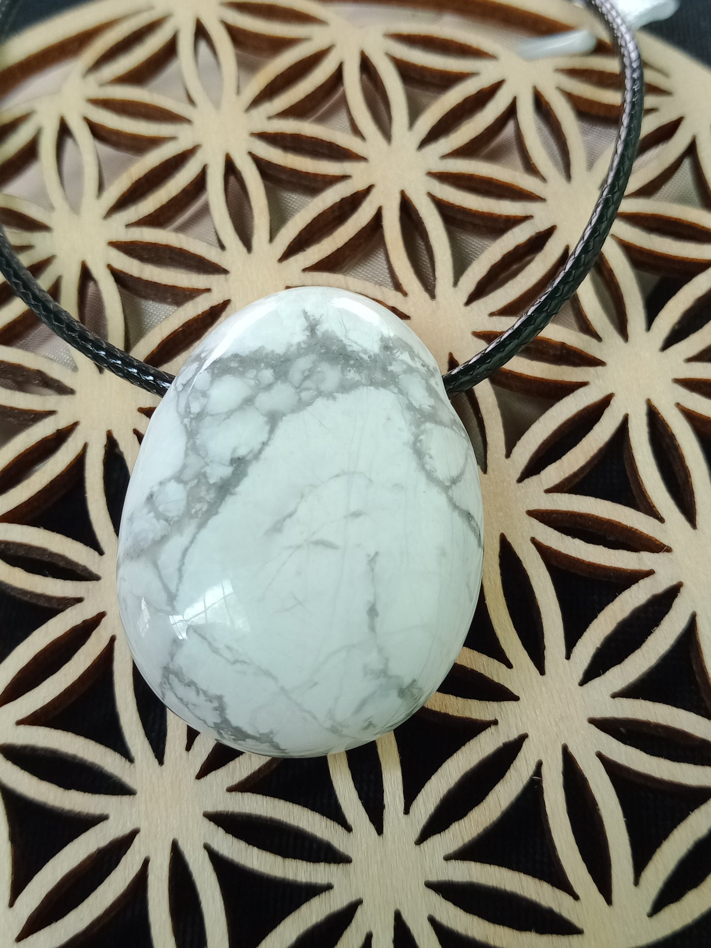 Pendentif en howlite blanche