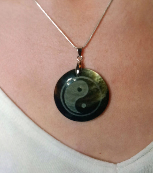 Pendentif yin yang obsidienne dorée