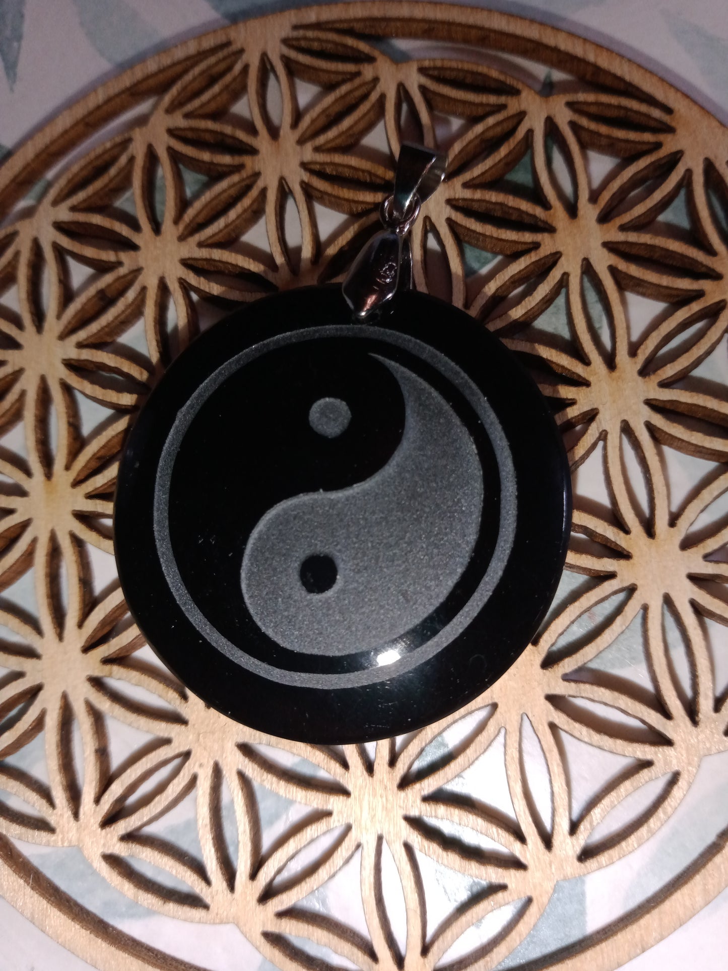 Pendentif yin yang en obsidienne