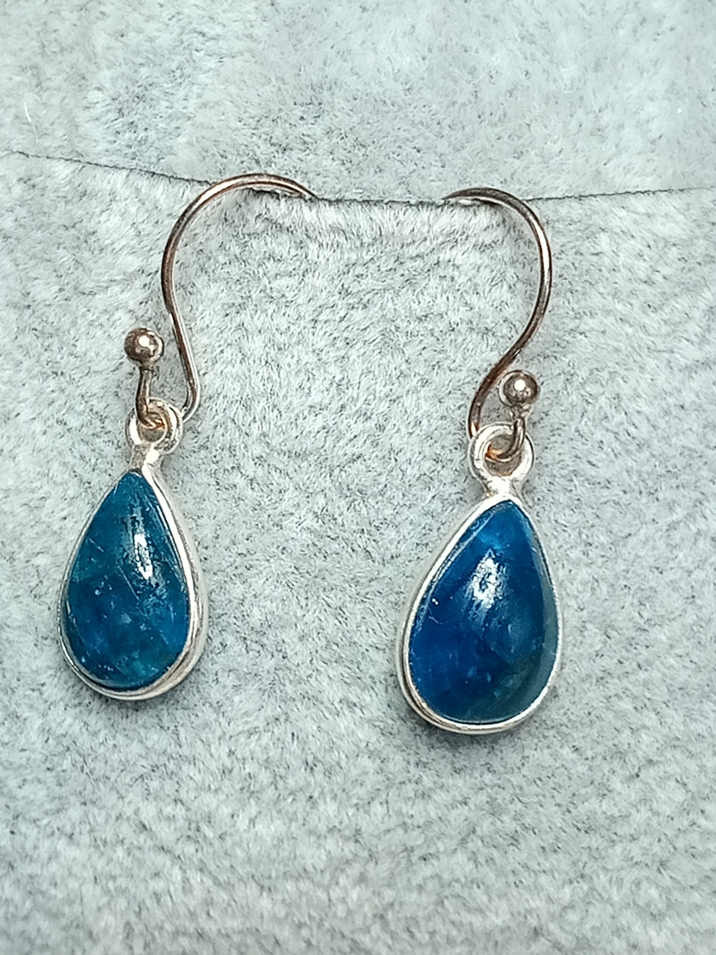 Boucles d'oreilles apatite bleue serti argent 925