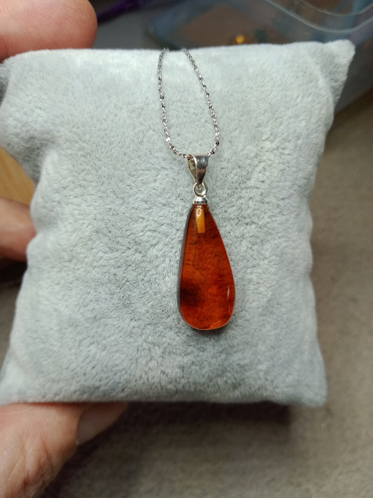 Pendentif goutte en ambre