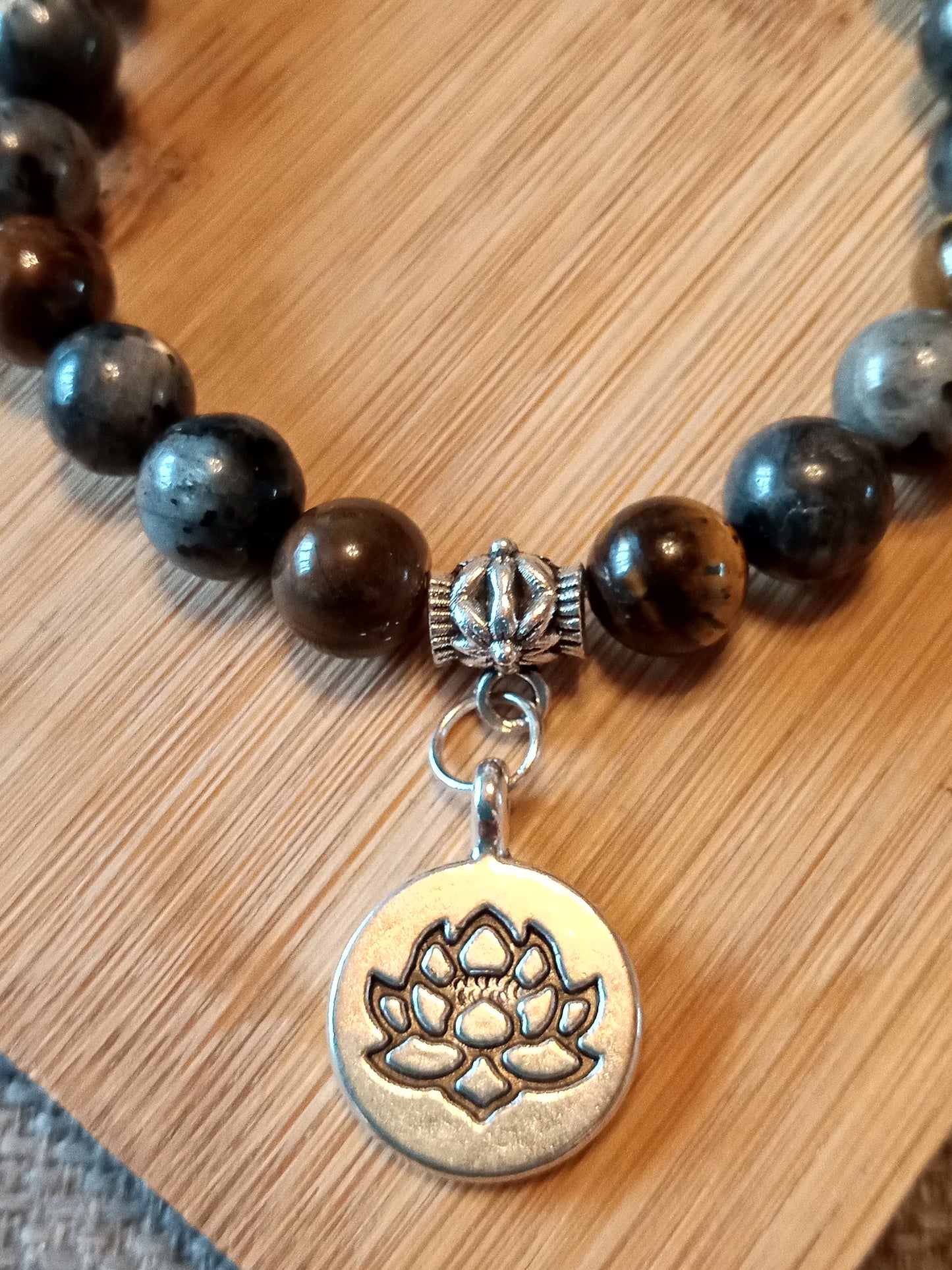 Bracelet oeil de tigre et larkivite "fleur de lotus"