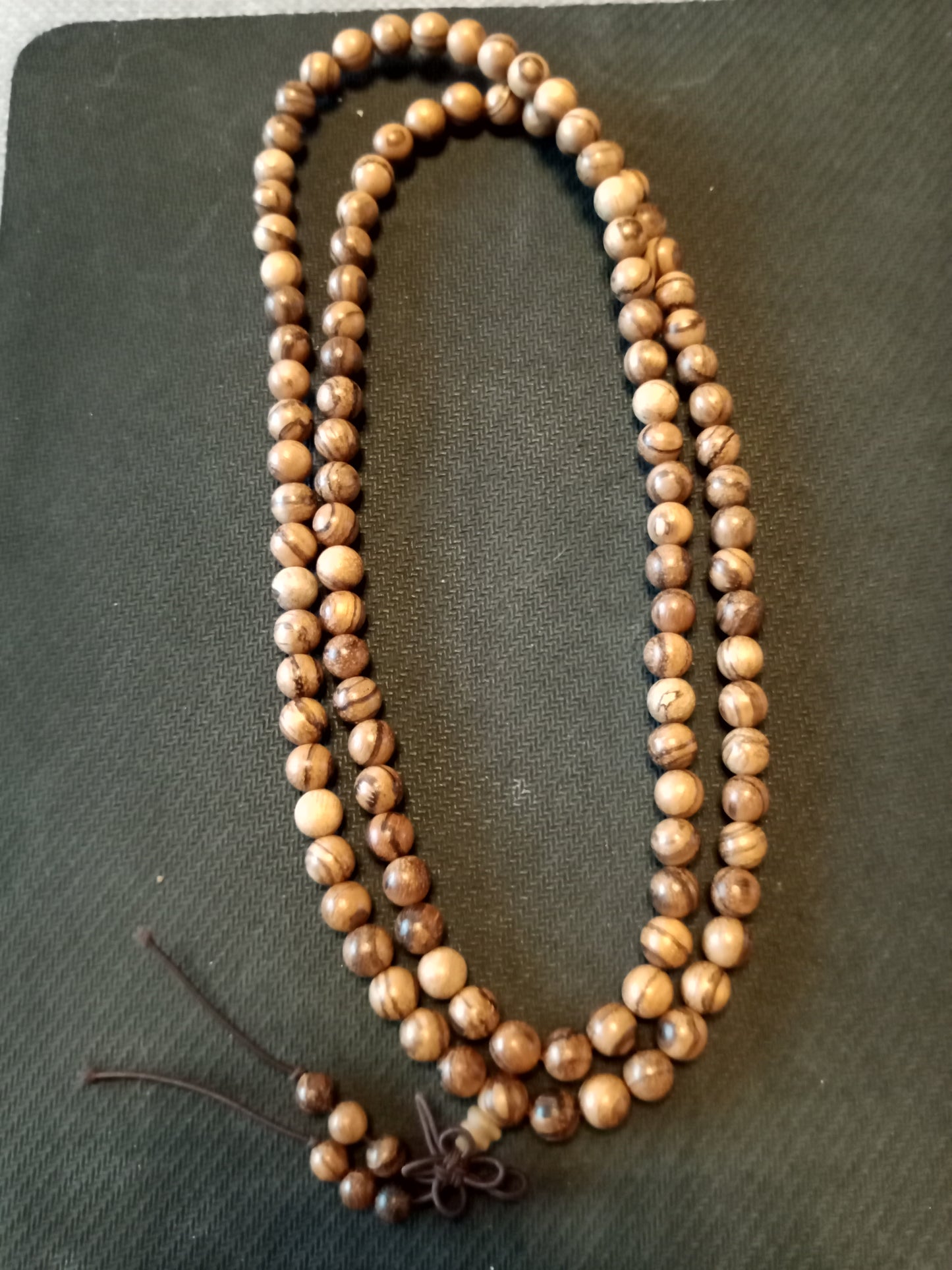 Mala collier de méditation en bois de santal