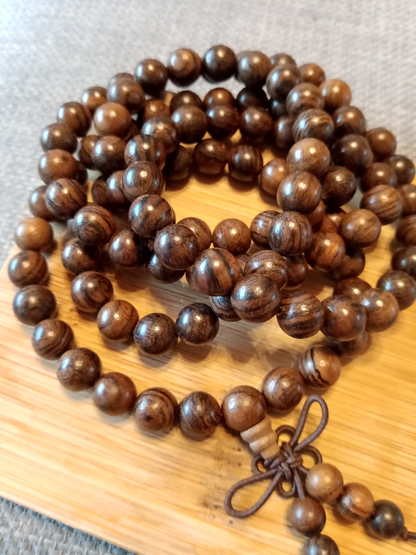 Mala collier de méditation en bois de santal