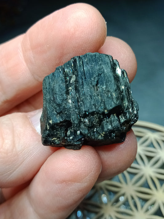 Pierre brute tourmaline